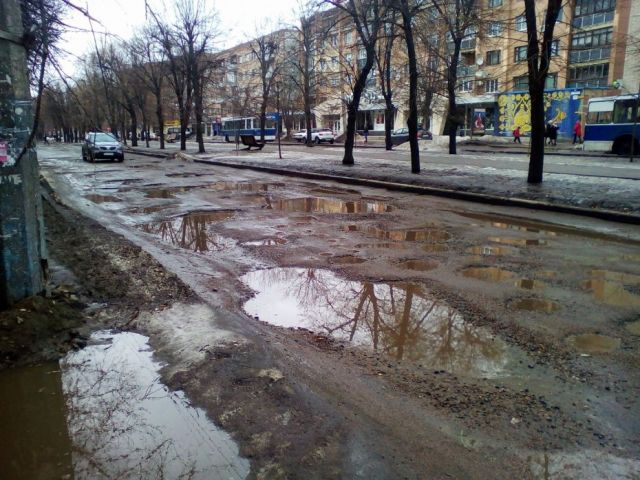 «Може вирити яму по бульвару і влаштувати черкаську Венецію?) Фото зроблене у середу, 23 лютого, центр міста, біля перехрестя Смілянська-Шевченка. Мабуть саме про таку центральну вулицю мріяв наший мер дядя Толя) P.S. будемо реалістами, все це фейк і я лише шукаю черговий політичний привід ))))))))» – пише у «Фейсбуці» автор фото Іван Хижняк.