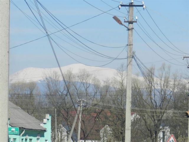 На вершинах гір сніг лежить до літку