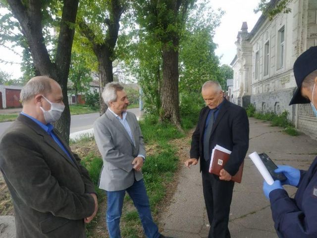 Віталій Чернуха під час виїзної наради поряд із Особняком Кринського