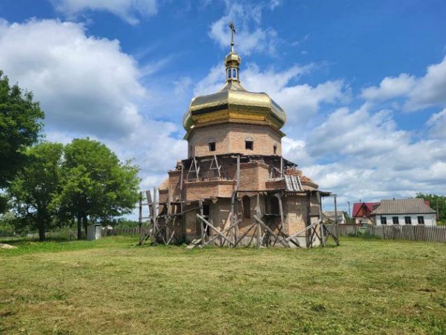 В усіх населених пунктах громади є церкви, окрім с.Кобиляки. Василь Мартинюк та Олег Олефіренко стали ініціаторами зведення храму в селі. Долучилося багато людей і підприємств. Бізнес забезпечує і харчуванням робітників. І сьогодні вже видно чіткі обриси храму, хоч церква ще не завершена. Як пізніше з’ясували дослідники, саме тут колись до комуністів і стояв храм. Тож церква повертається на своє місце