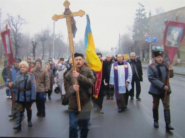 Хода парафіян церкви Різдва святого Івана Хрестителя (УАПЦ). На передньому плані Михайло Близнюк з хрестом