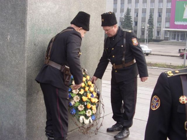 Вінок з колючого дроту призвідцеві голодоморів в Україні